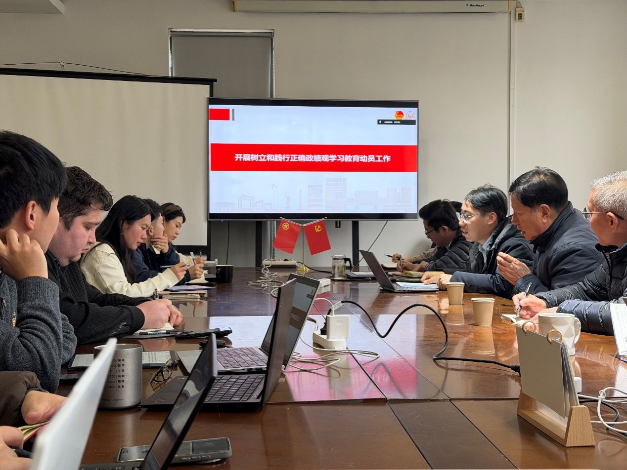 一群人看着桌子上的电脑 AI 生成的内容可能不正确。