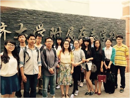 (图为指导老师和研支团成员于存志中学) (图为指导老师和研支团成员于存志中学)