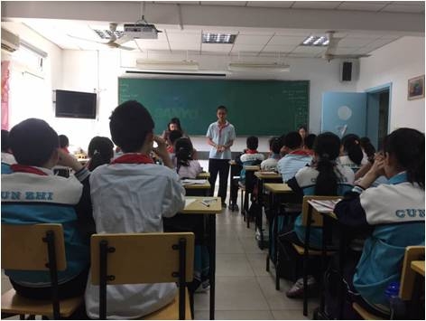 (研支团同学参与存志中学英语听课) (研支团同学参与存志中学英语听课)